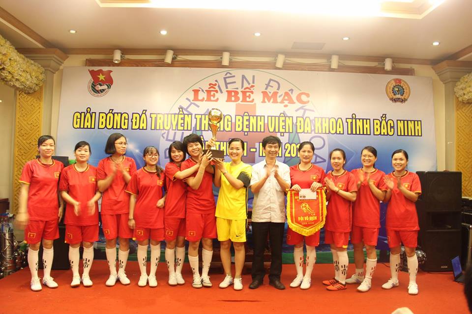 Giám đốc và các cầu thủ đội bóng nữ các khoa hệ Nội tại Lễ bế mạc giải bóng đá bệnh viện lần thứ II năm 2018
